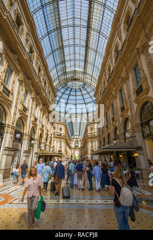 Vista interna della Galleria Vittorio Emanuele II, Milano, Lombardia, Italia, Europa Foto Stock