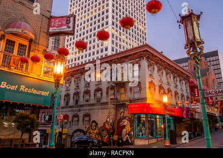 Vista di lanterne su Street a Chinatown di San Francisco, California, Stati Uniti d'America, America del Nord Foto Stock