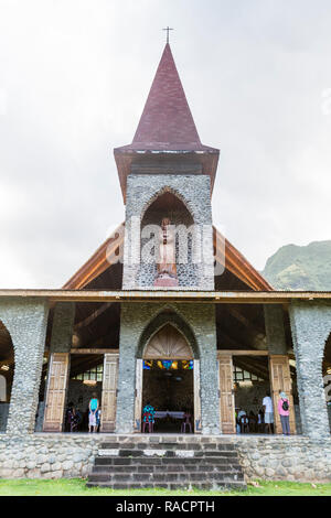 Vista esterna della chiesa cattolica nella città di Vaitahu sull isola di Tahuata, Marquesas, Polinesia francese, South Pacific Pacific Foto Stock