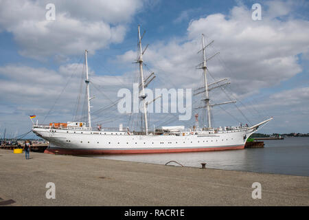 Gorch Fock tedesco tre-mast barque, la città anseatica di Stralsund, Sito Patrimonio Mondiale dell'UNESCO, Meclenburgo-Pomerania Occidentale, Germania, Europa Foto Stock