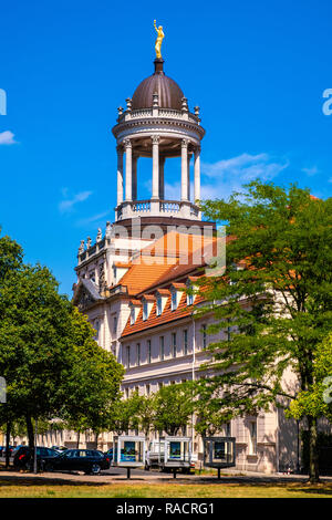 Potsdam, Brandeburgo / Germania - 2018/07/29: facciata del grande Orfanotrofio militare edificio all'Lindenstrasse Street nel quartiere storico del Po Foto Stock