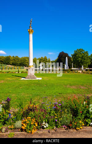 Potsdam, Brandeburgo / Germania - 2018/07/29: vista panoramica del Parco Sanssouci vigna a terrazze giardino dal castello Sanssouci palazzo estivo Foto Stock