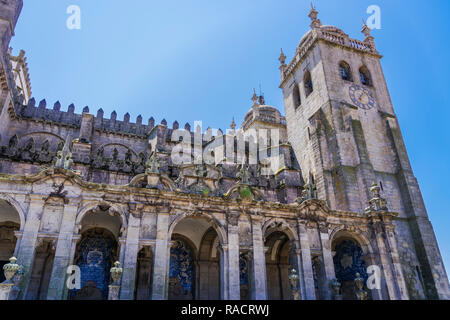 Vista la loggia barocca Facciata con azulejo piastrelle blu, se do Porto (Porto Cattedrale), Cattedrale romanica, Porto, Portogallo, Europa Foto Stock