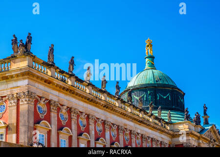 Potsdam, Brandeburgo / Germania - 2018/07/29: facciata e la cupola del centro storico barocco Palazzo Nuovo - Neues Palais - residenza reale di re Federico Foto Stock