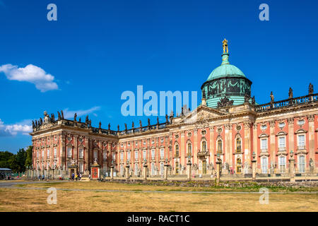 Potsdam, Brandeburgo / Germania - 2018/07/29: facciata e la cupola del centro storico barocco Palazzo Nuovo - Neues Palais - residenza reale di re Federico Foto Stock