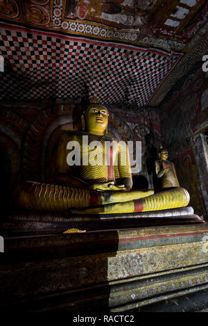 Statue di Buddha nel tempio complesso di grotte di Dambulla, Sri Lanka. Foto Stock