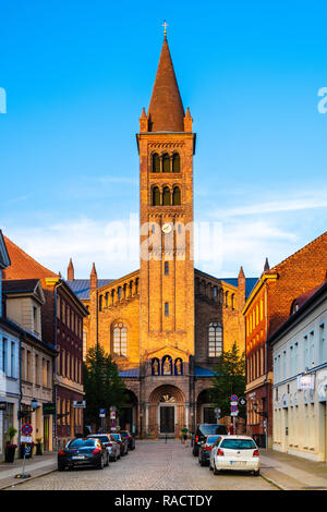 Potsdam, Brandeburgo / Germania - 2018/07/29: storico quartiere della città vecchia con la strada principale dello shopping di Brandenburger Strasse e San Pietro e Paolo Chiesa Foto Stock