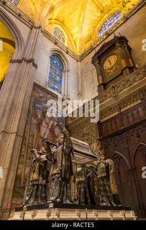 La tomba di Cristoforo Colombo all'interno della Cattedrale di Siviglia, Sito Patrimonio Mondiale dell'UNESCO, Siviglia, Andalusia, Spagna, Europa Foto Stock