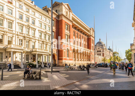 Exhibition Road nel quartiere di Kensington, dove molti musei sono basati a Londra, Inghilterra, Regno Unito, Europa Foto Stock