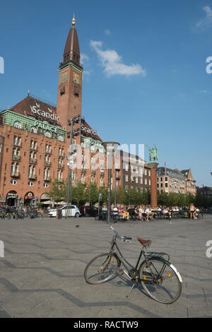 Lone bicicletta su Radhuspladsen, alla piazza del Municipio, Copenhagen, Danimarca, in Scandinavia, Europa Foto Stock