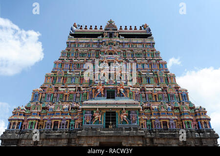 Principali riccamente intagliato dipinto gopuram al decimo secolo tempio Nataraj, Chidambaram, Tamil Nadu, India, Asia Foto Stock