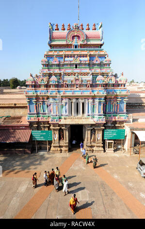 Uno degli ornati, intagliati e dipinti gopuram del XI secolo Brihadisvara Colan tempio, Thanjavur, Tamil Nadu, India, Asia Foto Stock