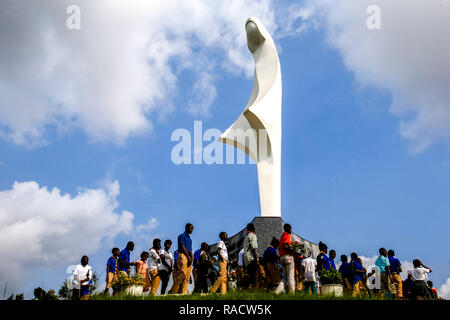 Pellegrini a Nostra Signora dell'Africa Santuario Cattolico, Abidjan, Costa d'Avorio, Africa occidentale, Africa Foto Stock