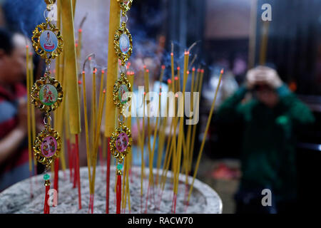 Close-up di bastoncini di incenso bruciare, Thien appeso tempio buddista, la città di Ho Chi Minh (Saigon), Vietnam, Indocina, Asia sud-orientale, Asia Foto Stock