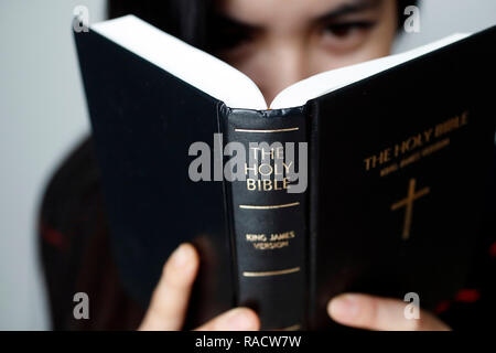 Donna cristiana la lettura della Sacra Bibbia, Vietnam, Indocina, Asia sud-orientale, Asia Foto Stock