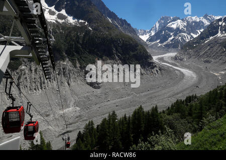 Seggiovia gondola, il Mer de Glace ghiacciaio che è assottigliata 150 metri dal 1820, il Massiccio del Monte Bianco, Haute-Savoie, sulle Alpi francesi, Francia, Europa Foto Stock