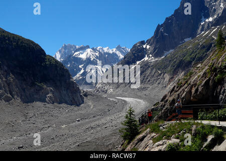 La Mer de Glace ghiacciaio che è assottigliata 150 metri dal 1820, e si ritirarono da 2300 metri, il Massiccio del Monte Bianco, Haute-Savoie, sulle Alpi francesi, Francia Foto Stock