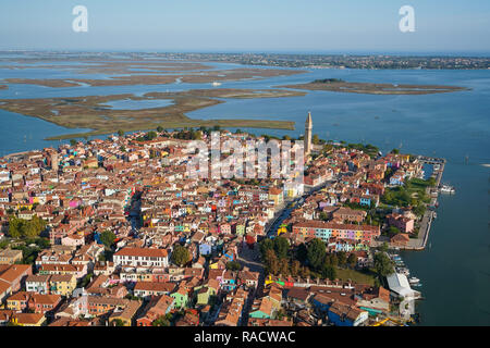 Vista dell'isola di Burano dall'elicottero, laguna di Venezia, Sito Patrimonio Mondiale dell'UNESCO, Veneto, Italia, Europa Foto Stock