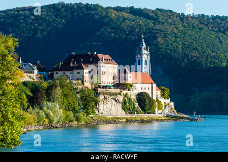 Vista su Durnstein sul Danubio, Wachau, sito Patrimonio Mondiale dell'UNESCO, Austria, Europa Foto Stock