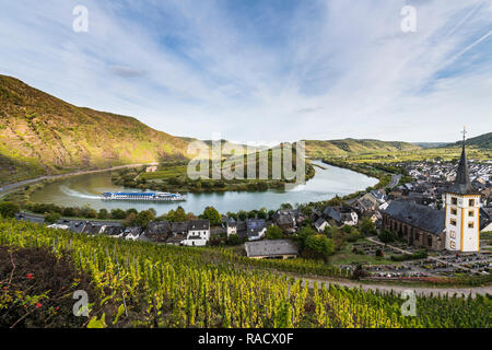 La nave di crociera sul fiume Moselle vicino Bremm, Moselle, Renania-Palatinato, Germania, Europa Foto Stock