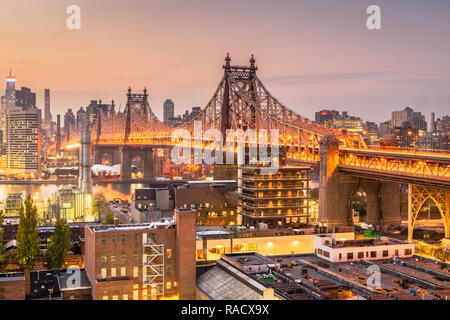 New York, New York, Stati Uniti d'America skyline di Manhattan con il Queensboro Bridge. Foto Stock