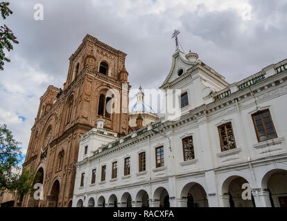 Cattedrale dell Immacolata Concezione e San Luis Seminario, Calderon Park, Cuenca, Azuay Provincia, Ecuador, Sud America Foto Stock