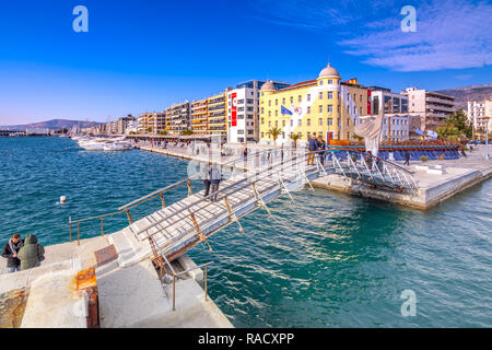 Costruzione dell'università presso il lungomare della città di Volos con una copia di Jason con antica trireme. Foto Stock