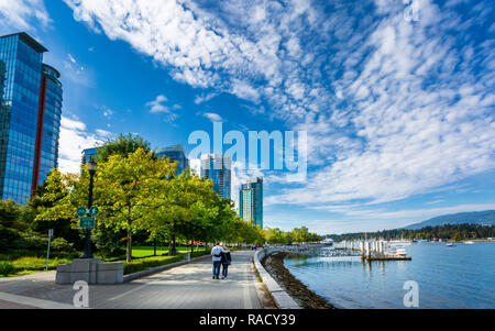 Parete di mare a piedi affacciato sul porto di Vancouver vicino al centro congressi, Vancouver, British Columbia, Canada, America del Nord Foto Stock