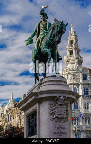 Equestre in bronzo statua monumento al re Pietro IV alla piazza principale (Praca da Liberdade), Porto, Portogallo, Europa Foto Stock