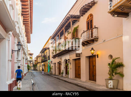 Una scena di strada a Cartagena, Colombia, Sud America Foto Stock