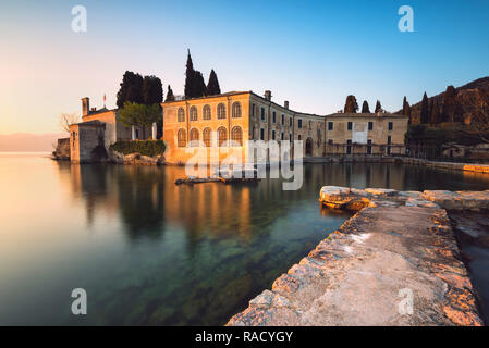 Punta San Vigilio al tramonto, un bellissimo resort sul Lago di Garda, provincia di Verona, regione Veneto, laghi italiani, l'Italia, Europa Foto Stock