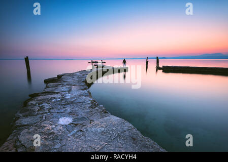 Punta San Vigilio all'alba, un bellissimo resort sul Lago di Garda , provincia di Verona, regione Veneto, laghi italiani, l'Italia, Europa Foto Stock