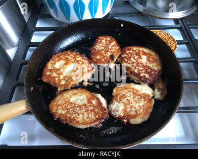 Latkes in una padella. 6 Dicembre 2017 Foto Stock