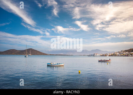 Il piccolo porto di Plaka con tradizionali barcatini da pesca vicino a Elounda e Spinalonga, Creta, Grecia. Foto Stock