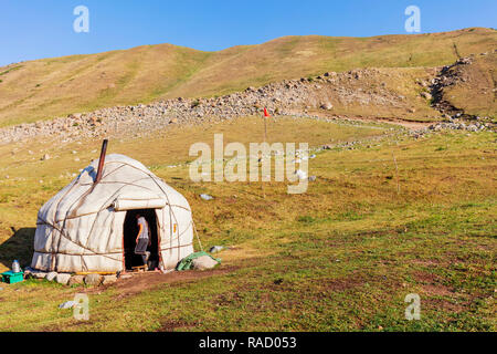 Yurta vicino Lago Songkol, Kirghizistan, Asia Centrale, Asia Foto Stock