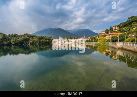 Vista di Mergozzo riflettendo nel lago Mergozo, Piemonte, Italia, Europa Foto Stock