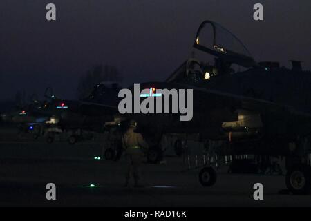 Un aviatore assegnato al venticinquesimo Manutenzione aeromobili unità pre-voli un A-10 Thunderbolt II a Osan Air Base, Repubblica di Corea, il 25 gennaio, 2017. L'A-10 fu preparato per un volo notturno come parte dell esercizio Pacific Thunder 17-1, un combattimento di ricerca e salvataggio di esercizio. Foto Stock