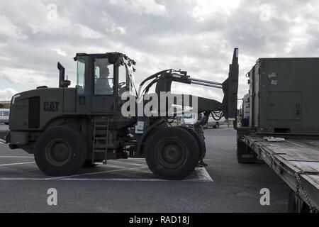 Stati Uniti Air Force Airman 1. Classe Jonathan Libro, xviii disponibilità logistica Squadron operatore del veicolo, rimuove i contenitori di carico dalla parte posteriore di un trattore-rimorchio con un 10k veicolo fuoristrada Gen 19, 2017, a un deposito del veicolo sulla Kadena Air Base, Giappone. Gli operatori del veicolo sono addestrati per recuperare i veicoli distrutti e spostare le apparecchiature pesanti in veicoli specializzati. Foto Stock
