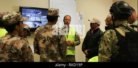 Il cap. Brian Webb, chimici, biologici, radiologici e nucleari (CBRN) ufficiale assegnato al Virginia Guardia Nazionale la ventinovesima divisione di fanteria, discute lo scenario per un esercizio CBRN con la sua Jordan Forze Armate - esercito arabo (JAF) omologhi 18 gennaio 2017, presso una base militare nei pressi di Amman, Giordania. Il JAF hanno dimostrato la loro capacità di rivelare un pericolo inesplose, una preforma di un cordone di sicurezza nella zona, identificare e rimuovere eventuali rischi chimici e decontaminare il personale esposto a. Soldati di U.S. Esercito centrale, U.S. Marines da intorno a sud-ovest Asia e JAF ha partecipato al exerc Foto Stock