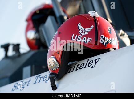 Il casco di Capt. Erik "Speedy" Gonsalves, U.S. Air Force Thunderbirds anticipo pilota/narratore, siede sulla sua F-16 Fighting Falcon Gen 25, 2017, alla Dover Air Force Base, Del. Gonsalves, insieme con il personale Sgt. Todd Hughes, Tactical Aircraft maintainer per Thunderbird 8, visitato Dover AFB di condurre un sondaggio del sito per Dover prossimo open house prevista per il mese di agosto 26 e 27, che include le performance dei Thunderbirds in entrambi i giorni. Foto Stock