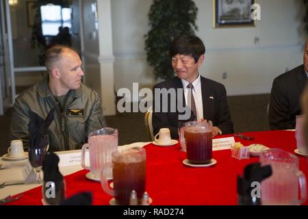 Stati Uniti Marine Corps Col. Jeffrey P. Hogan, sinistra, comandante, Marine Aircraft Group 26, conversa con il Console Generale del Giappone Takashi Shinozuka durante una visita al Marine Corps Air Station New River, N.C., 20 gennaio, 2017. Lo scopo della visita era quello di fornire il Console Generale Shinozuka l occasione di incontrarmi con i senior leadership di II Marine forza expeditionary nonché una panoramica del processo di familiarizzazione della MV-22 Osprey formazione syllabus che piloti giapponesi sono sottoposti in Marine Corps Air Station New River. Foto Stock