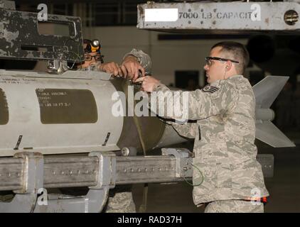 Il personale Sgt. Eric Hathaway, sessantanovesima Manutenzione aeromobili unità di carico di armi capo equipaggio e il Senior Airman Philip Johnson, sessantanovesima AMU carico di armi membro di equipaggio e cinghia di un inerte di munizione in posizione durante la quinta bomba carico alare equipaggio del quarto concorso nel Dock 7 a Minot Air Force Base, N.D., 20 gennaio, 2017. Hathaway e Johnson, assegnato al quinto Manutenzione aeromobili squadrone rappresentava la sessantanovesima aria unità di manutenzione durante il concorso. Foto Stock