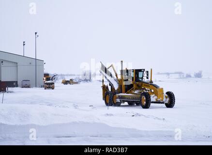 114Fighter Wing rimozione neve team è in un duro lavoro di Joe Foss Campo, S.D. dopo la tempesta di neve a gennaio 24, 2017. Avieri del volontariato per tale dazio supplementare per garantire la missione è compiuta. (Air National Guard Foto Stock