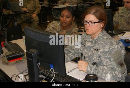 (Da sinistra a destra) Personale Sgt. La principessa Adu e Sgt. Il Mag. Teresa Beverley andare oltre le rubriche blocco di istruzioni come parte dell'ottantesimo di formazione del comando prima Quality Assurance Officer di corso presso Grand Prairie, Texas, il 24 gennaio, 2017. Foto Stock