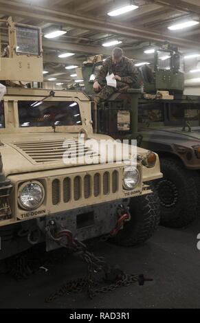 Lancia Cpl. Eric nome Hotaling delle armi Co, 3° Battaglione, 6 Marines, legge sulle armi utilizzate per il suo lavoro mentre è seduto un elevata mobilità veicolo polivalente su ingranaggio guarda a bordo della USS Mesa Verde (LPD 19) a Gennaio 26, 2017. Il ventiquattresimo Marine Expeditionary Unit è coinvolto nella formazione composita dell'Unità Esercizio, una raccolta di scenari di addestramento progettato per solidificare la coesione unità e perfezionare l'efficienza operativa prima della loro prossima distribuzione come una unità integrata. Foto Stock