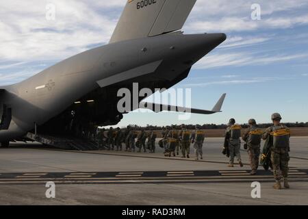 Stati Uniti Paracadutisti dell'esercito assegnato all'360 gli affari civili dei vigili del fuoco e di altre unità di supporto prepararsi a bordo di una U.S. Air Force C-17 Globemaster per una massa tactical Airborne jump per funzionamento incudine in Nord Air Force Base ausiliaria, Nord, Sud Carolina, Gennaio 26, 2017. La 360 gli affari civili brigata ospita il funzionamento incudine in modo jumpmasters può eseguire compiti e ponticelli può mantenere la moneta per passare allo stato. Foto Stock