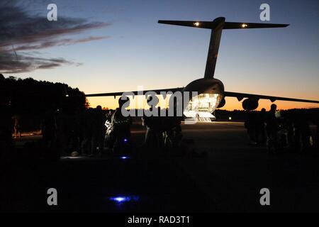 Stati Uniti Paracadutisti dell'esercito assegnato all'360 gli affari civili dei vigili del fuoco e di altre unità di supporto prepararsi a bordo di una U.S. Air Force C-17 Globemaster per una massa tactical Airborne jump per funzionamento incudine in Nord Air Force Base ausiliaria, Nord, Sud Carolina, Gennaio 26, 2017. La 360 gli affari civili brigata ospita il funzionamento incudine in modo jumpmasters può eseguire compiti e ponticelli può mantenere la moneta per passare allo stato. Foto Stock