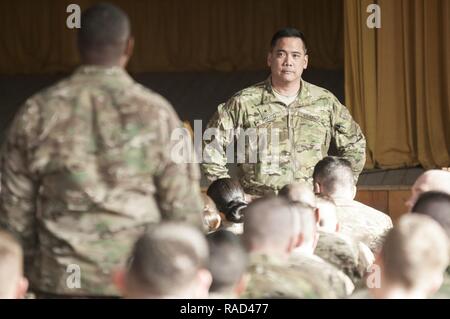 Brig. Gen. Tony Aguto, comandante per la settima Esercito di formazione comando, ascolta una domanda da parte del personale Sgt. Eran Harril, un membro del primo battaglione, 179th Reggimento di Fanteria, 45th della brigata di fanteria Team di combattimento da Oklahoma City, mentre la visita con i soldati del 45th IBCT circa l importanza della loro missione in Ucraina a livello internazionale di mantenimento della pace e Centro sicurezza, vicino Yavoriv, Ucraina, a gennaio 28. Foto Stock