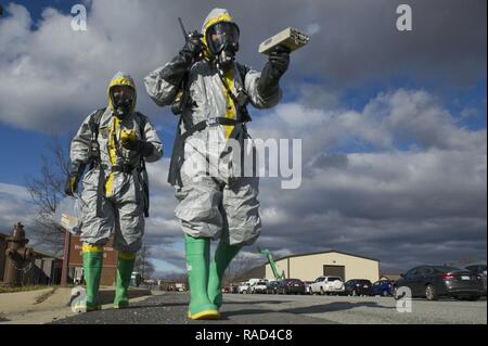 Il personale Sgt. Andre Aguilar e Airman 1. Classe Branden fecce dal 779th medicina aerospaziale squadriglia di volo Bioenvironmental rispondere al sito di una sostanza sconosciuta durante un materiale pericoloso esercizio a base comune Andrews, Md., Gen18, 2017. Il volo conduce alla formazione di routine di rimanere efficienti e pronto a rispondere a un avviso di momenti. Foto Stock