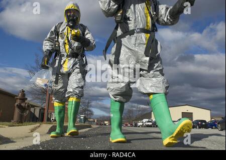Il personale Sgt. Andre Aguilar e Airman 1. Classe Branden fecce dal 779th medicina aerospaziale squadriglia di volo Bioenvironmental rispondere al sito di una sostanza sconosciuta durante un materiale pericoloso esercizio a base comune Andrews, Md., Gen18, 2017. Il volo conduce alla formazione di routine di rimanere efficienti e pronto a rispondere a un avviso di momenti. Foto Stock
